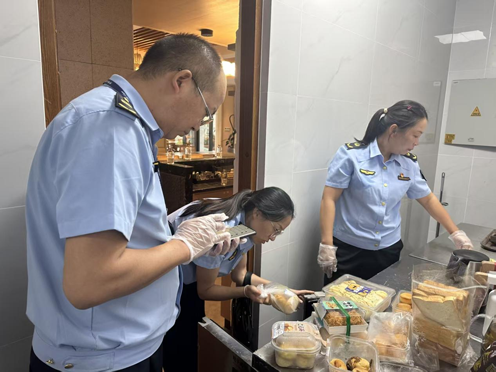丹桂飄香迎雙節(jié)，食安守護正當(dāng)時——騰沖市市場監(jiān)督管理局強化餐飲管理